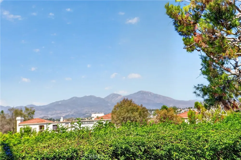 27871 Esporlas Mission Viejo, CA 92692