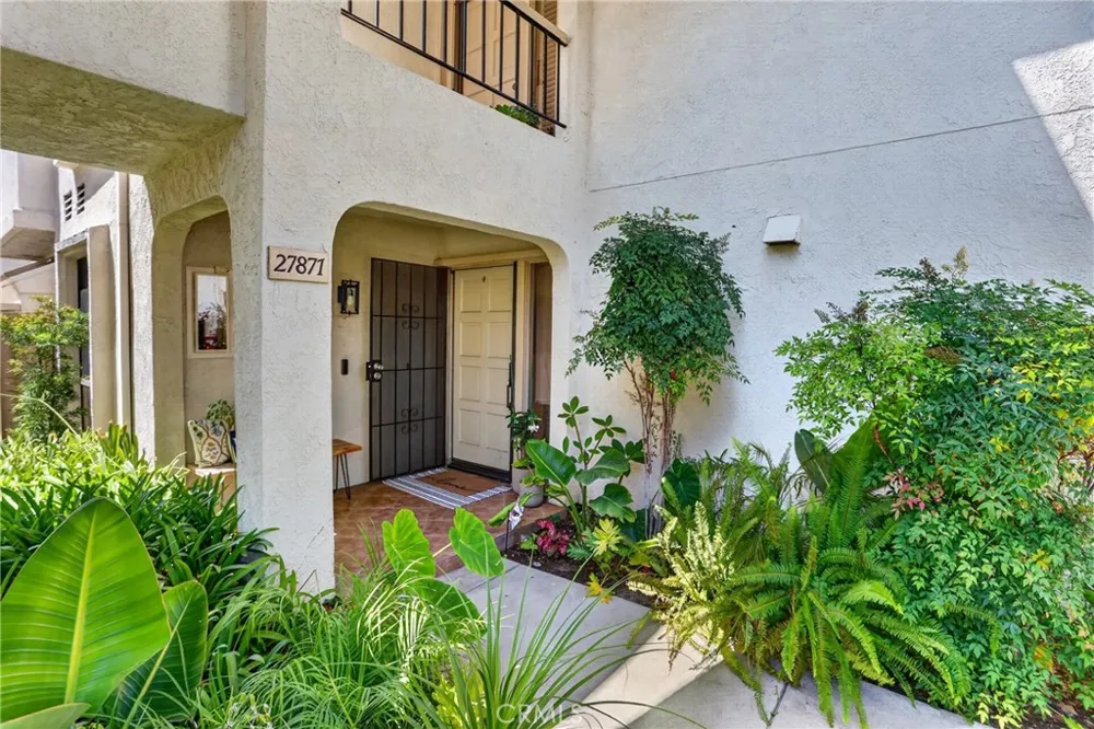 27871 Esporlas Mission Viejo, CA 92692