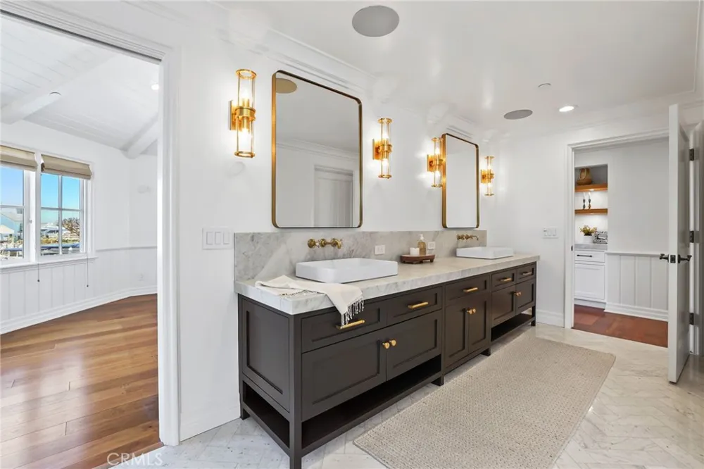 21 Bay Island Newport Beach, CA 92661