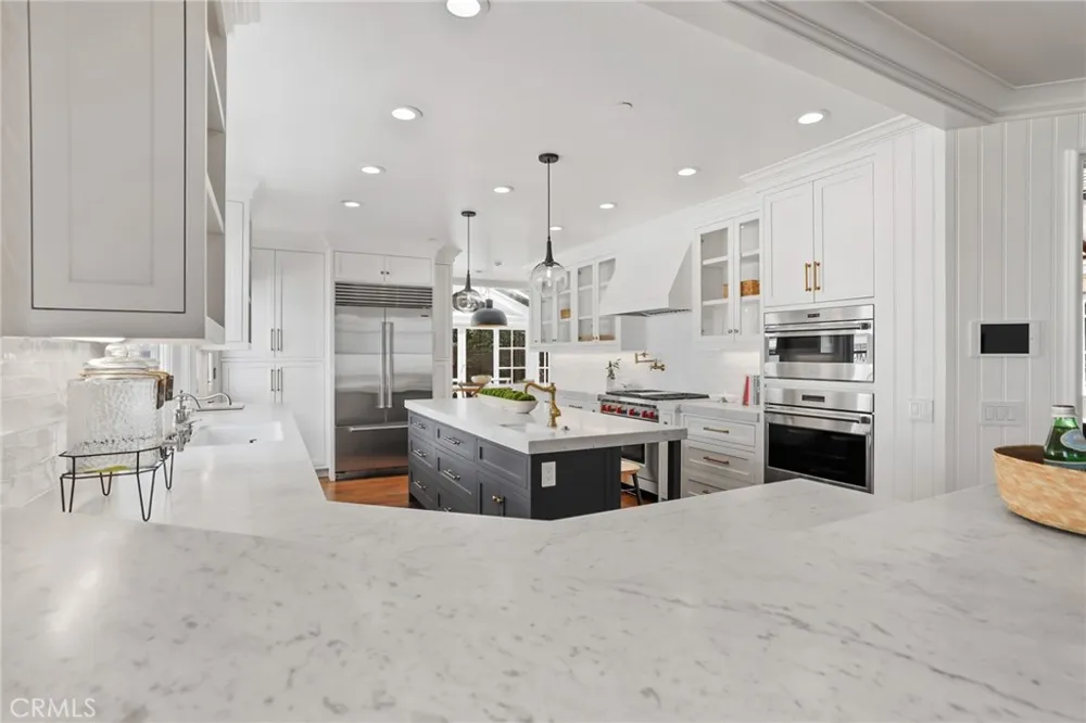 21 Bay Island Newport Beach, CA 92661
