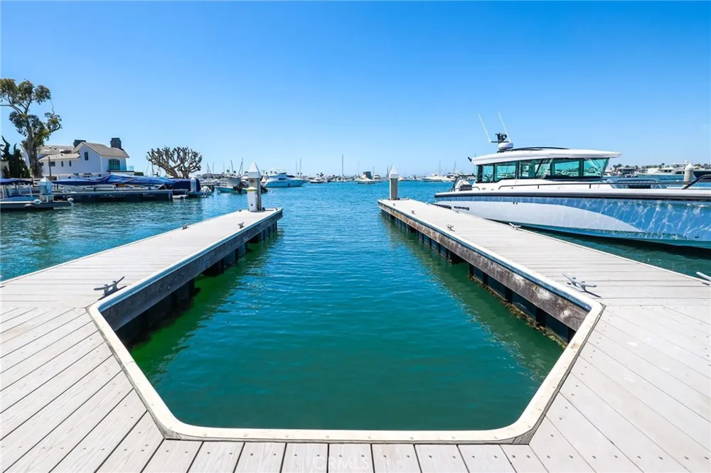 21 Bay Island Newport Beach, CA 92661