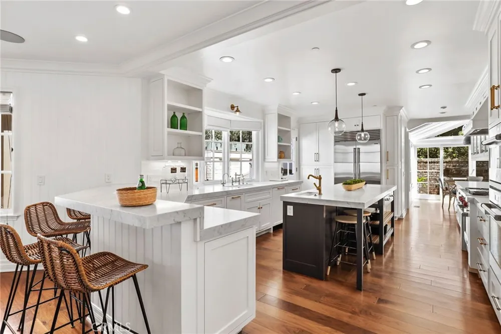 21 Bay Island Newport Beach, CA 92661