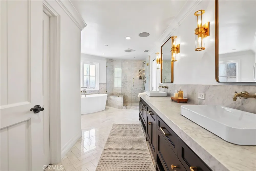 21 Bay Island Newport Beach, CA 92661
