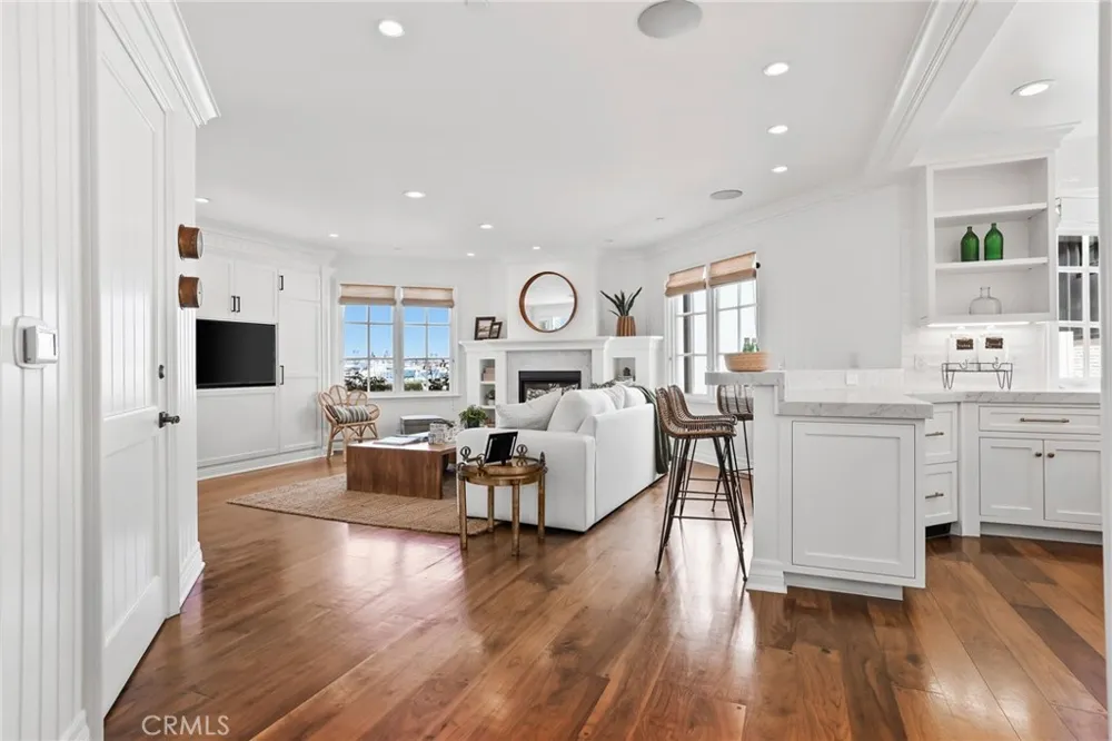 21 Bay Island Newport Beach, CA 92661