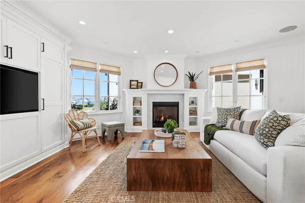 21 Bay Island Newport Beach, CA 92661