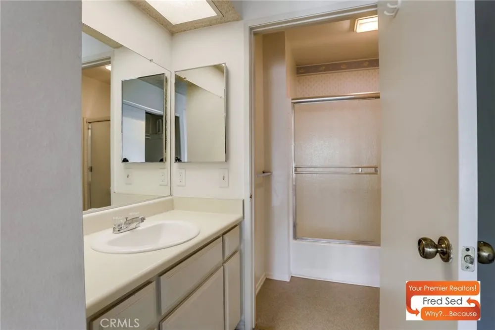 11350 Foothill Lakeview Terrace, CA 91342
