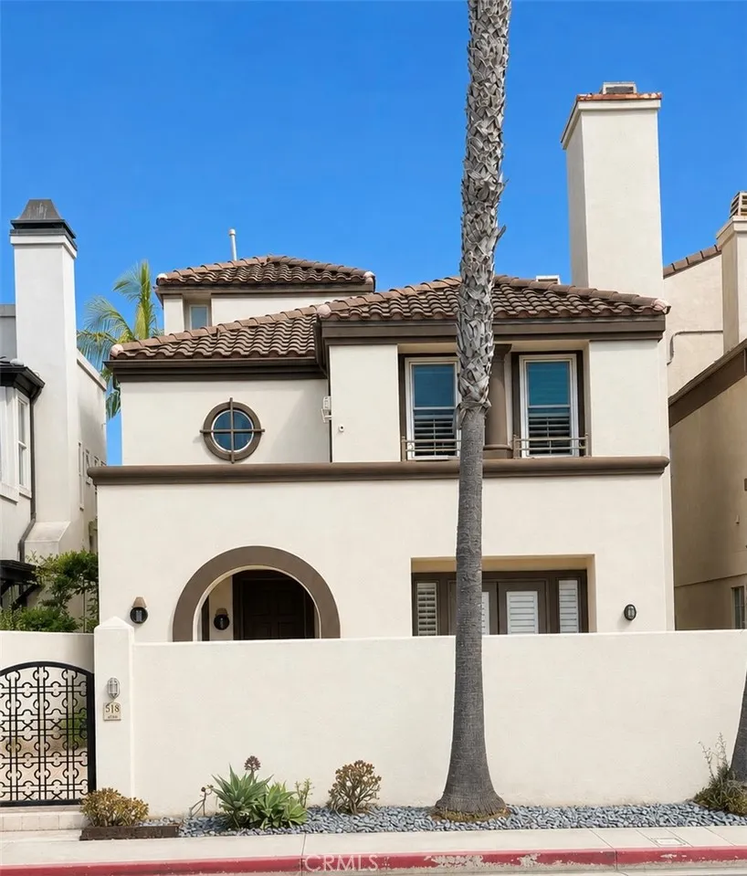 518 Goldenwest Huntington Beach, CA 92648