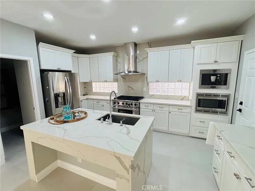 518 Goldenwest Huntington Beach, CA 92648