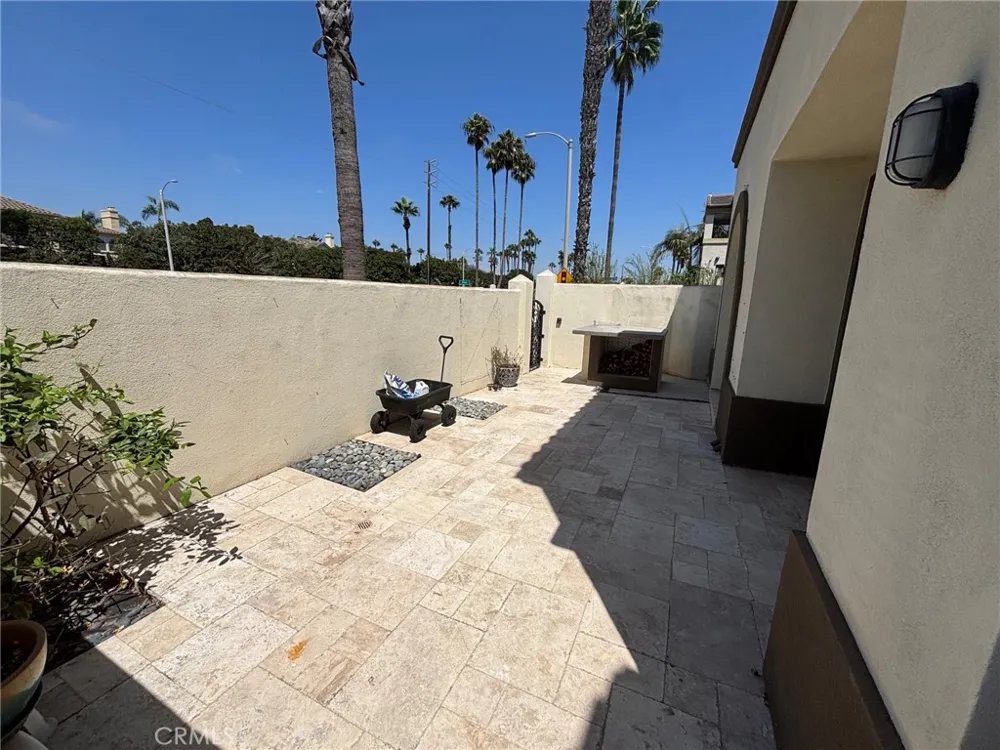 518 Goldenwest Huntington Beach, CA 92648