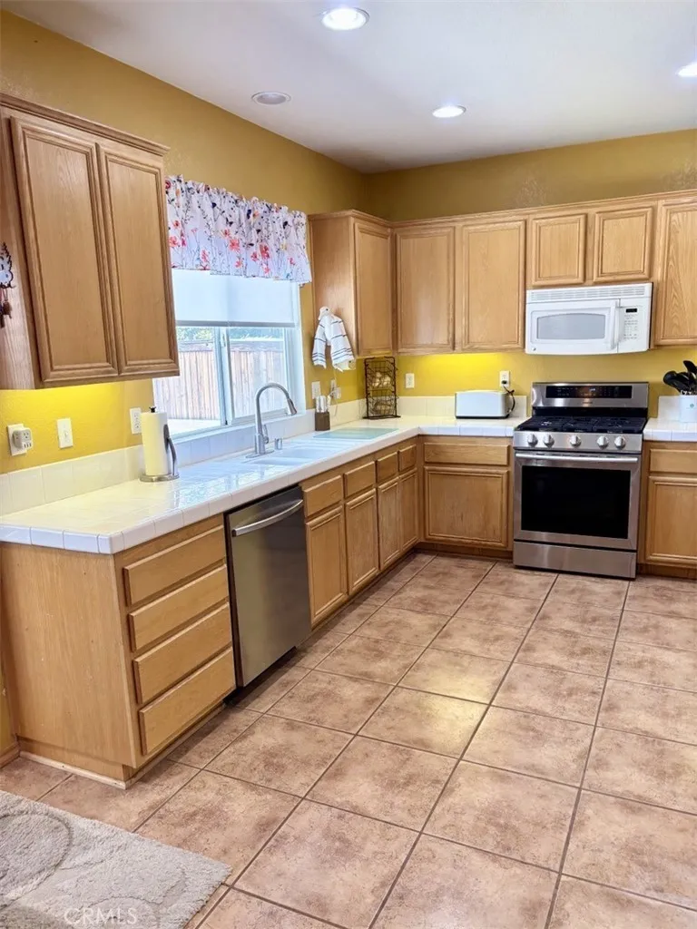 12236 Primavera Victorville, CA 92392