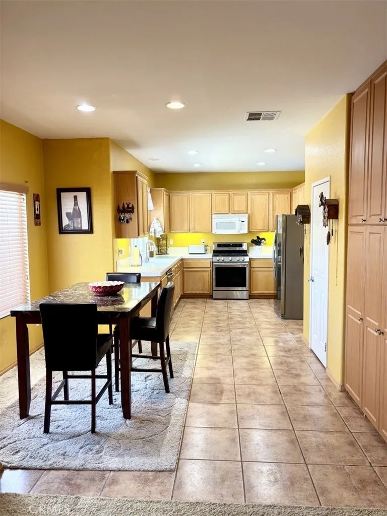 12236 Primavera Victorville, CA 92392