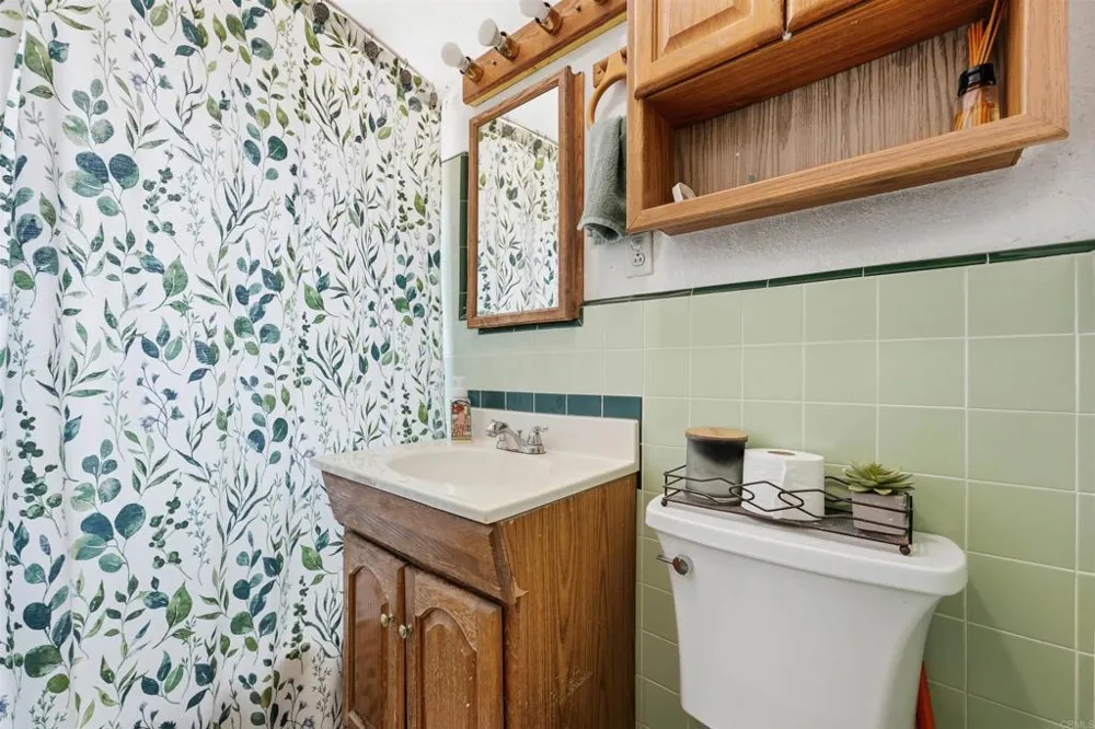 918 Galopago Spring Valley, CA 91977