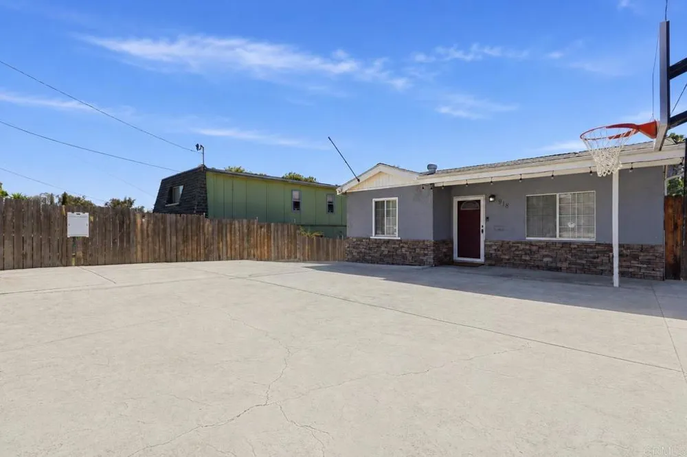918 Galopago Spring Valley, CA 91977