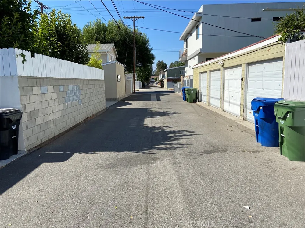 4470 Stansbury Avenue Sherman Oaks, CA 91423