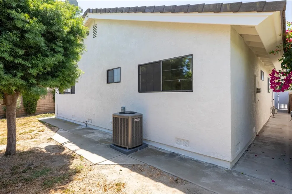 10621 Semora Cerritos, CA 90703