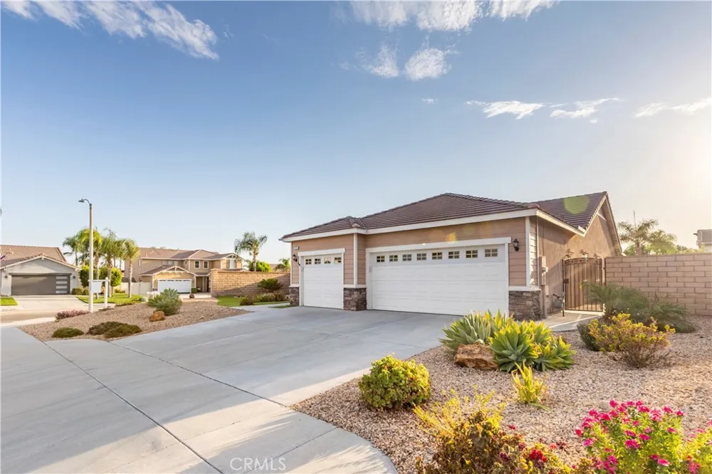 7676 Vista Alegre Highland, CA 92346