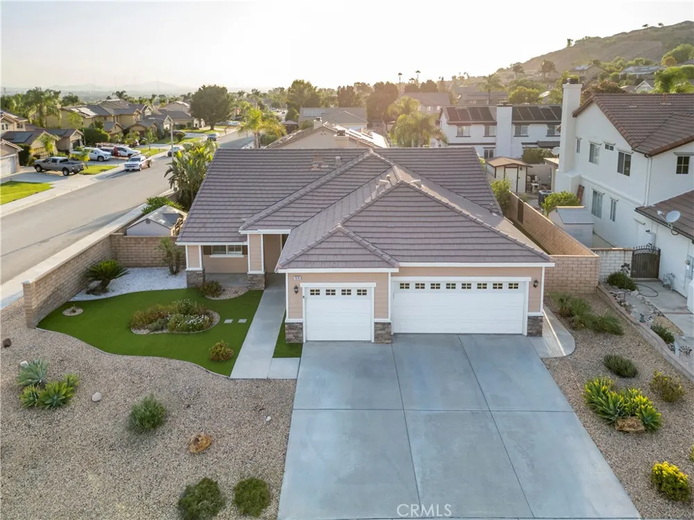 7676 Vista Alegre Highland, CA 92346