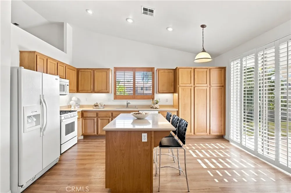 7676 Vista Alegre Highland, CA 92346