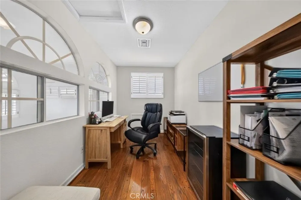 4930 Biloxi Toluca Lake, CA 91601