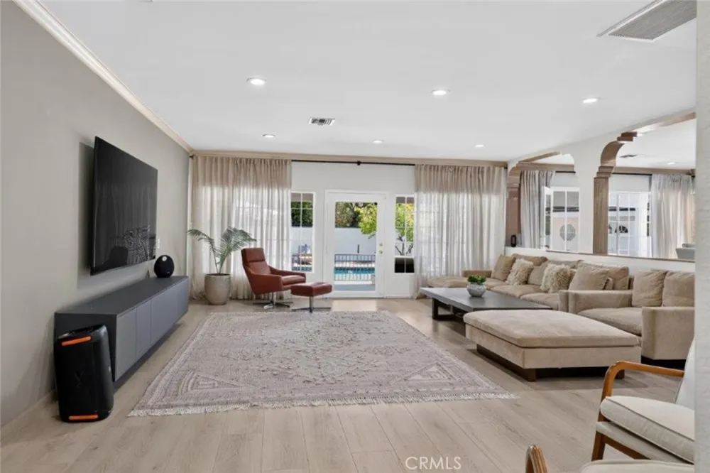 4930 Biloxi Toluca Lake, CA 91601