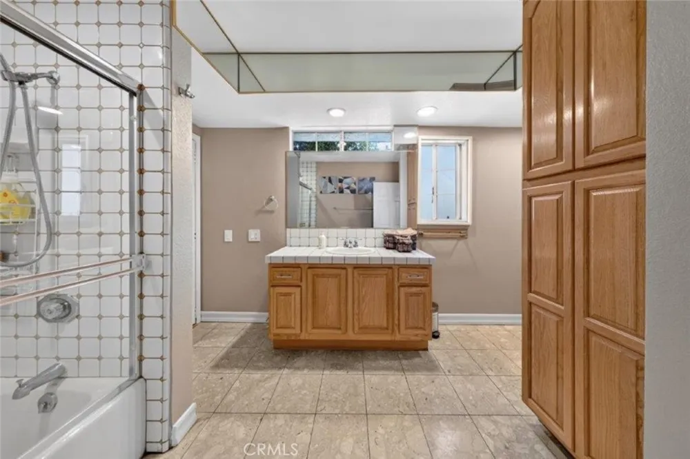 4930 Biloxi Toluca Lake, CA 91601