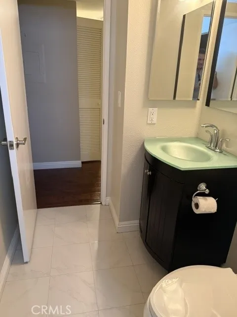 22135 Burbank Woodland Hills, CA 91367