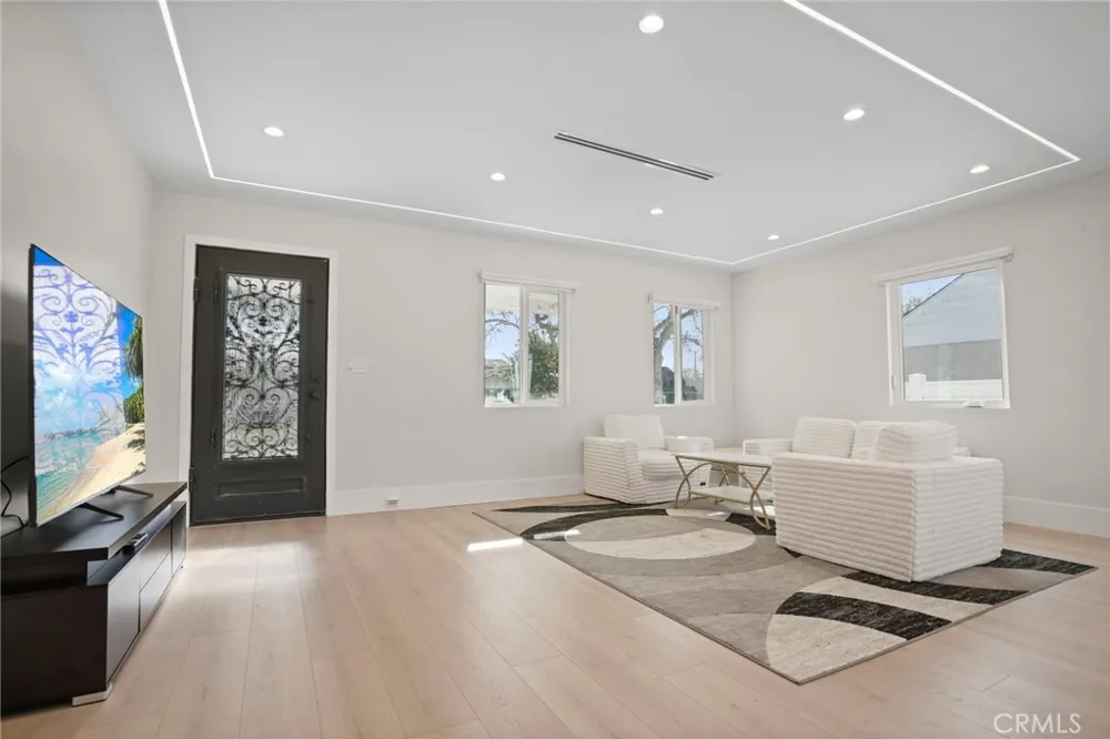 1239 Reese Burbank, CA 91506
