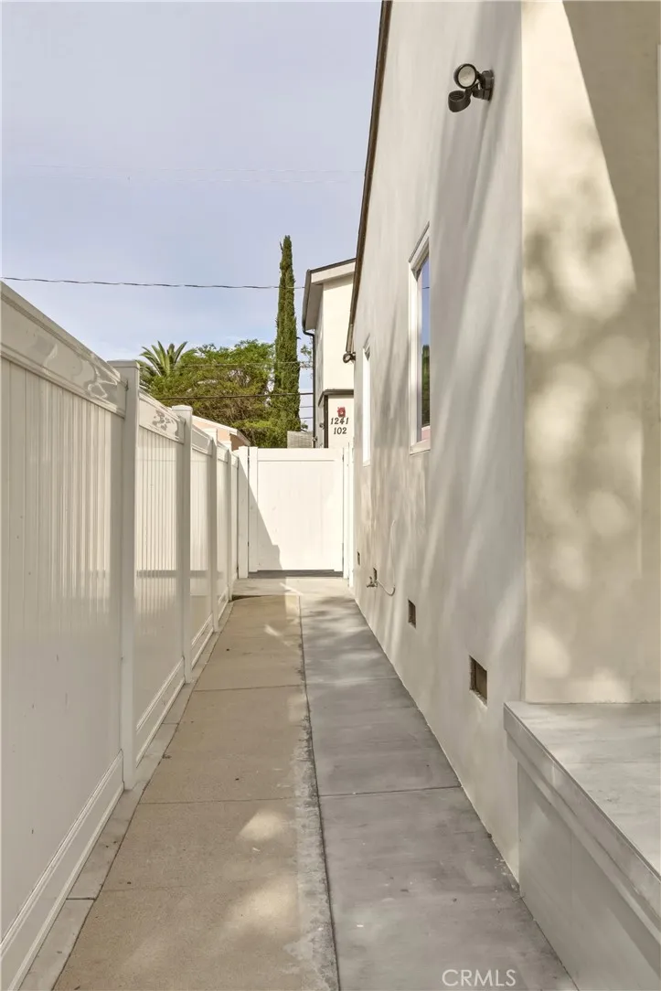 1239 Reese Burbank, CA 91506