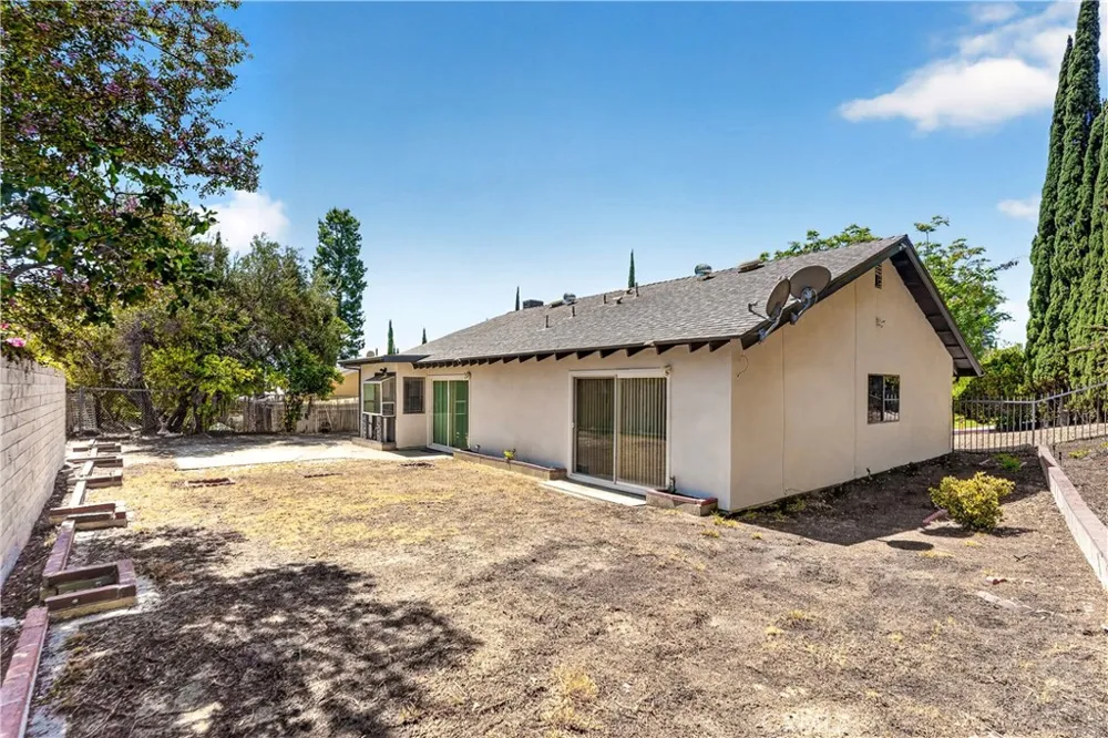 11440 Amigo Los Angeles, CA 91326