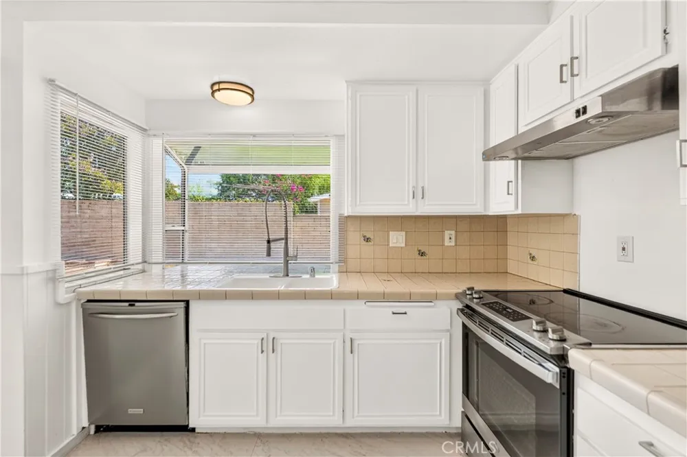 11440 Amigo Los Angeles, CA 91326