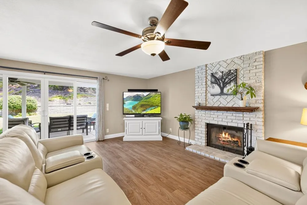 27730 Sutters Pointe Saugus, CA 91350