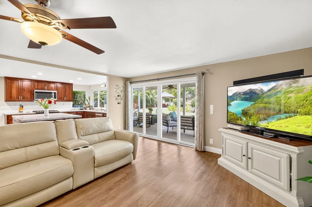 27730 Sutters Pointe Saugus, CA 91350