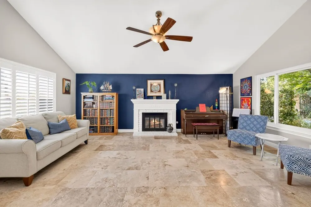 27730 Sutters Pointe Saugus, CA 91350