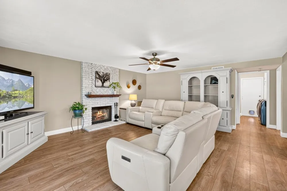 27730 Sutters Pointe Saugus, CA 91350