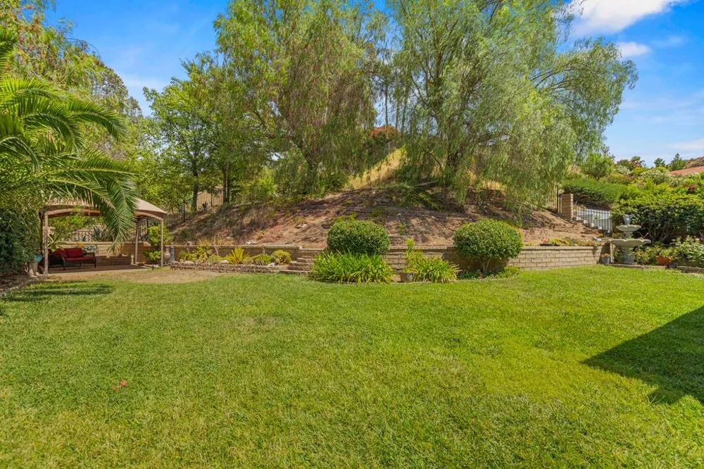 27730 Sutters Pointe Saugus, CA 91350