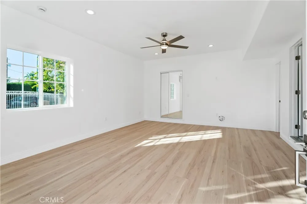 8438 Gloria Ave North Hills, CA 91343