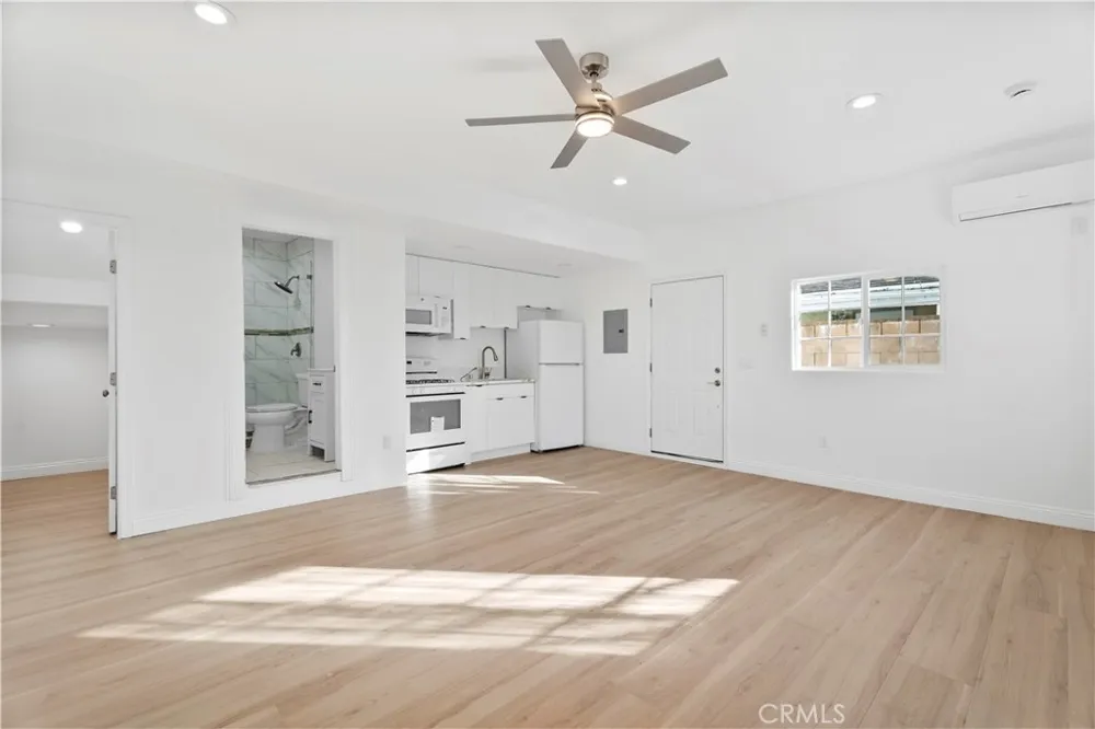 8438 Gloria Ave North Hills, CA 91343