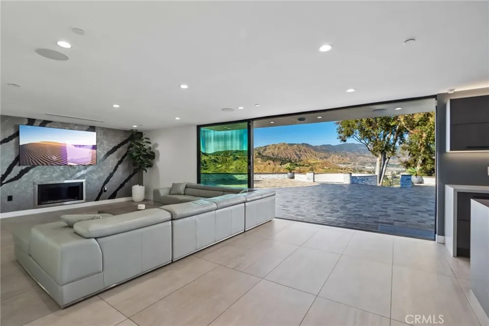 13042 Jolette Avenue Granada Hills, CA 91344