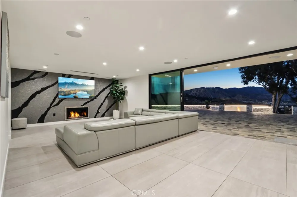 13042 Jolette Avenue Granada Hills, CA 91344