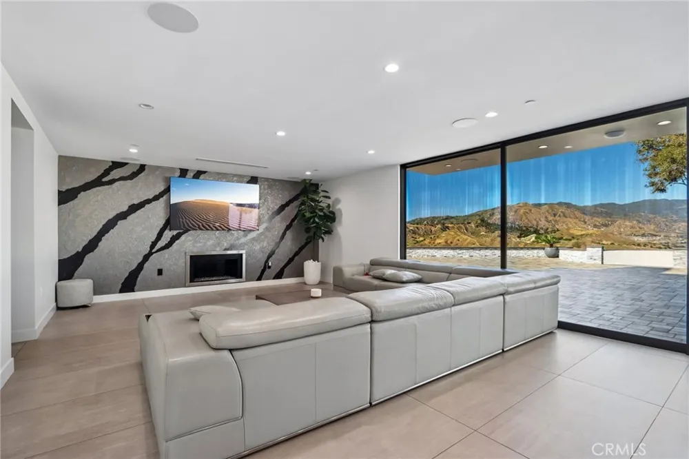 13042 Jolette Avenue Granada Hills, CA 91344