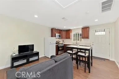 23021 Saticoy West Hills, CA 91304