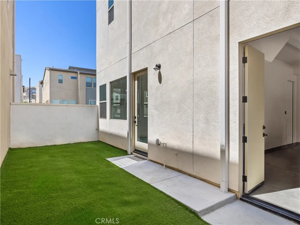 27448 Pioneer Court Valencia, CA 91381