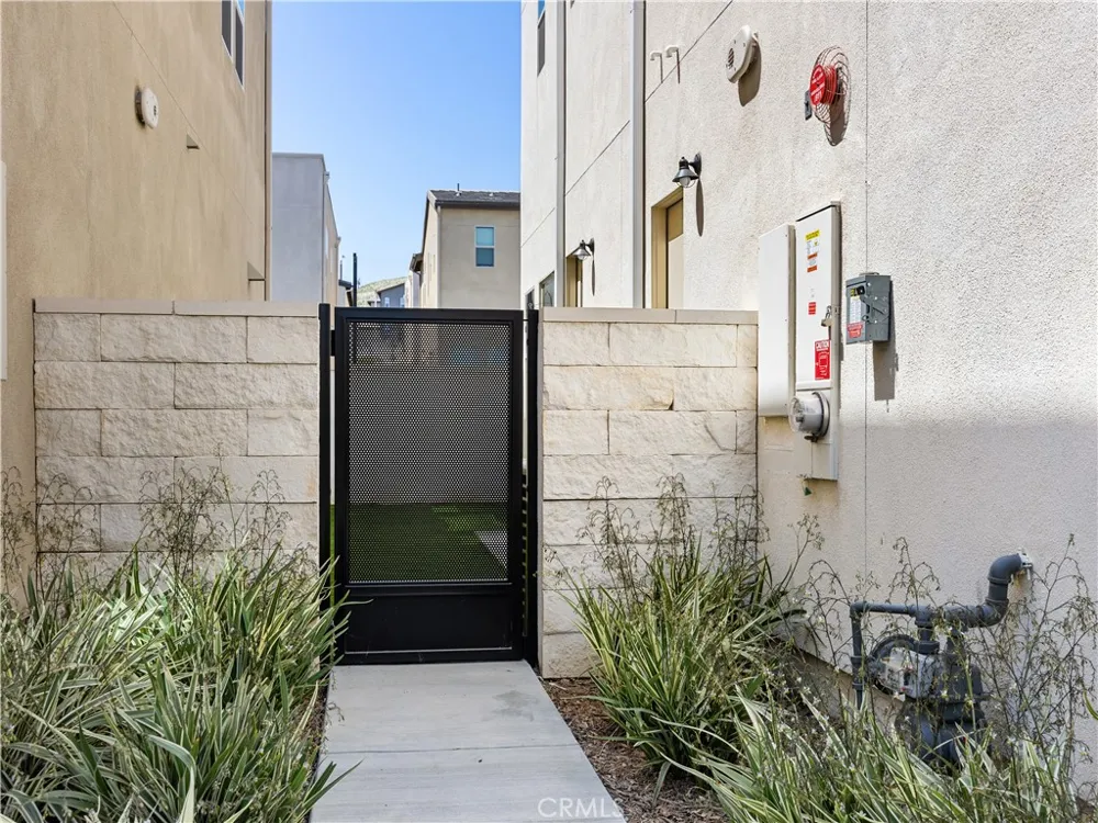 27448 Pioneer Court Valencia, CA 91381