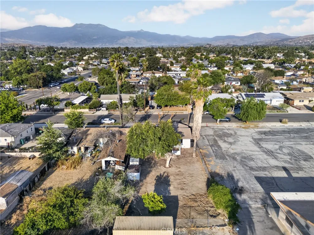 531 S Thompson Street Hemet, CA 92543