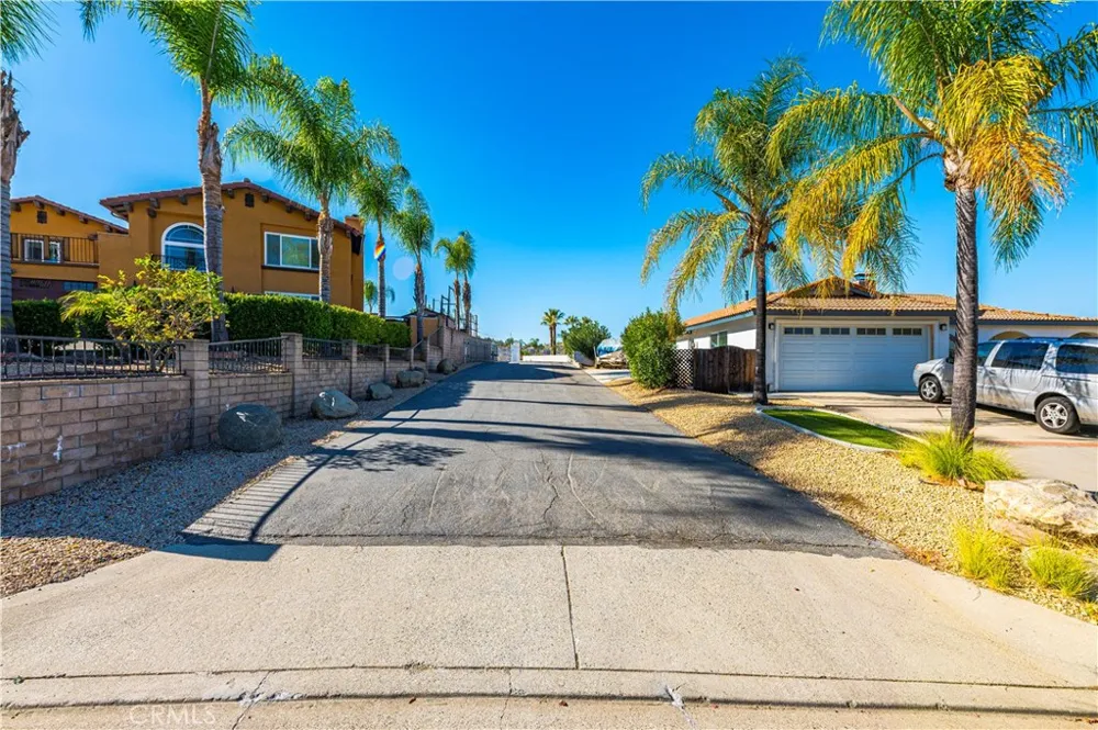 22475 Loch Lomond Drive Canyon Lake, CA 92587