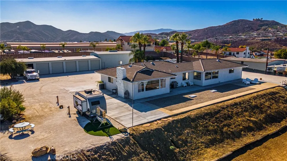 22475 Loch Lomond Drive Canyon Lake, CA 92587