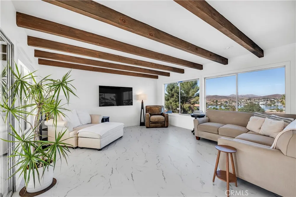 22475 Loch Lomond Drive Canyon Lake, CA 92587