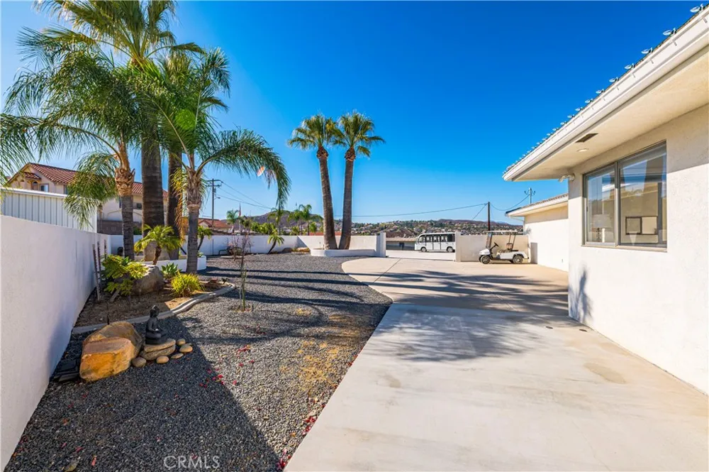22475 Loch Lomond Drive Canyon Lake, CA 92587