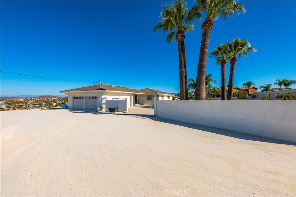 22475 Loch Lomond Drive Canyon Lake, CA 92587