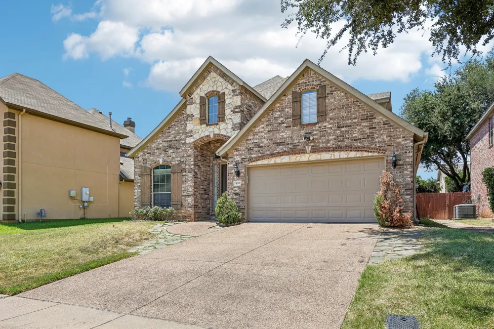 1910 Bentwood Court Grapevine, TX 76051